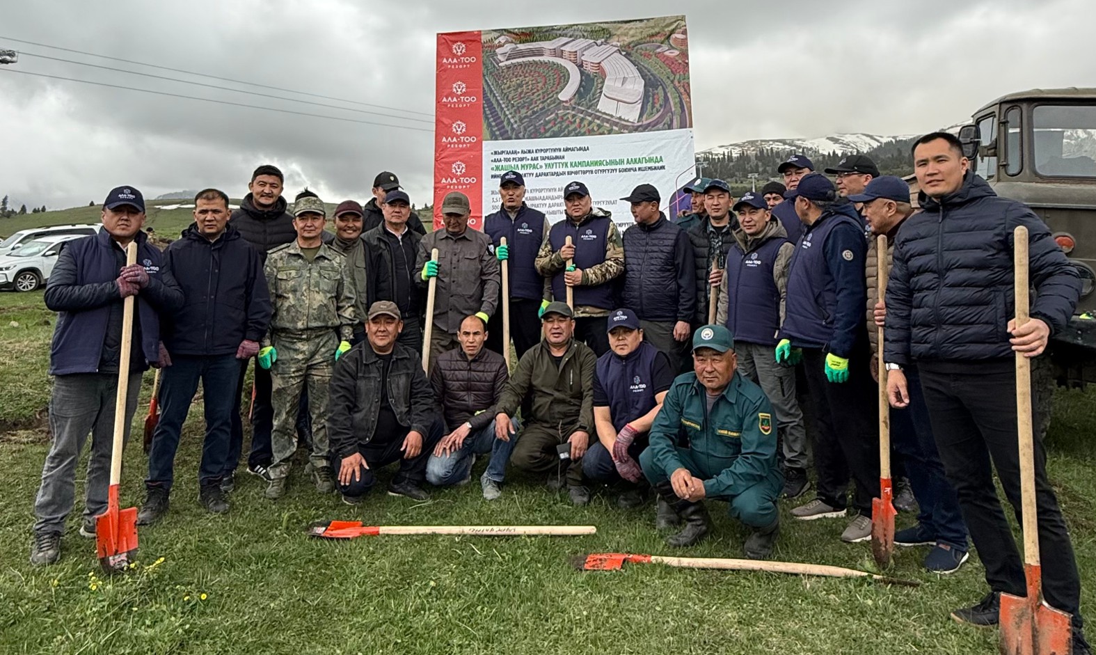 Представители госорганов и компаний провели посадку деревьев