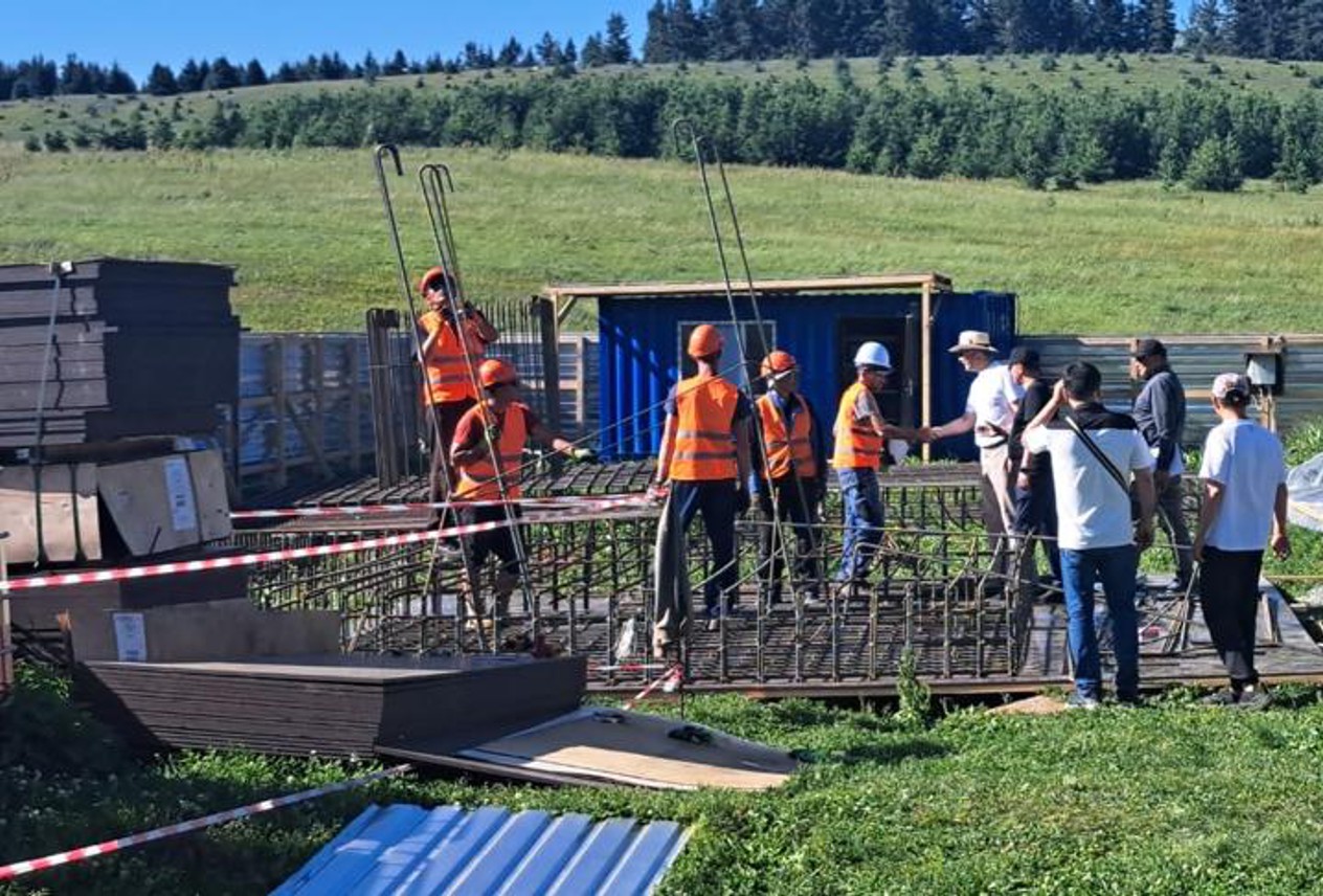 «Ала-Тоо Резорт» тоо лыжа курортуна жабдуулар келип, асма жолдун курулушу башталды